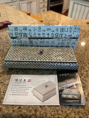 Mother-of-Pearl Cutlery Box
- Iridescent Silver Finish